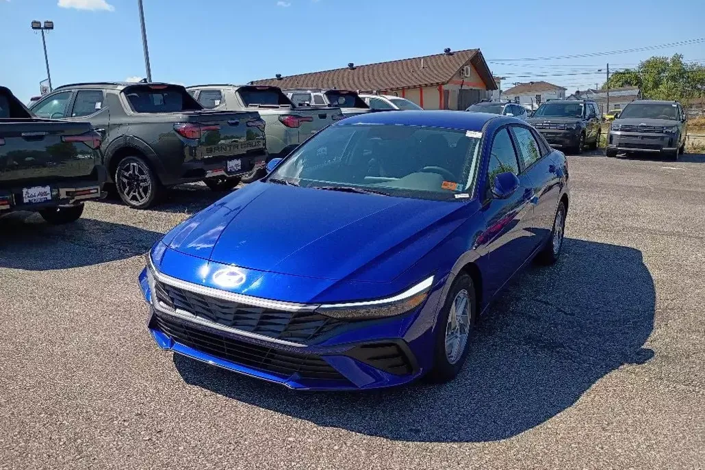 2025 Hyundai Elantra SE photo 1