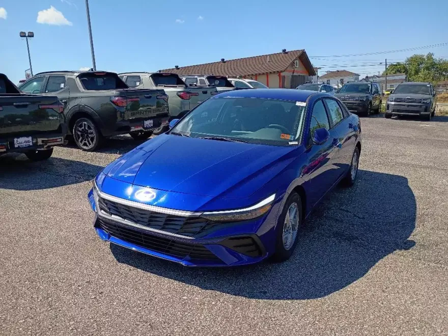 2025 Hyundai Elantra SE photo 1