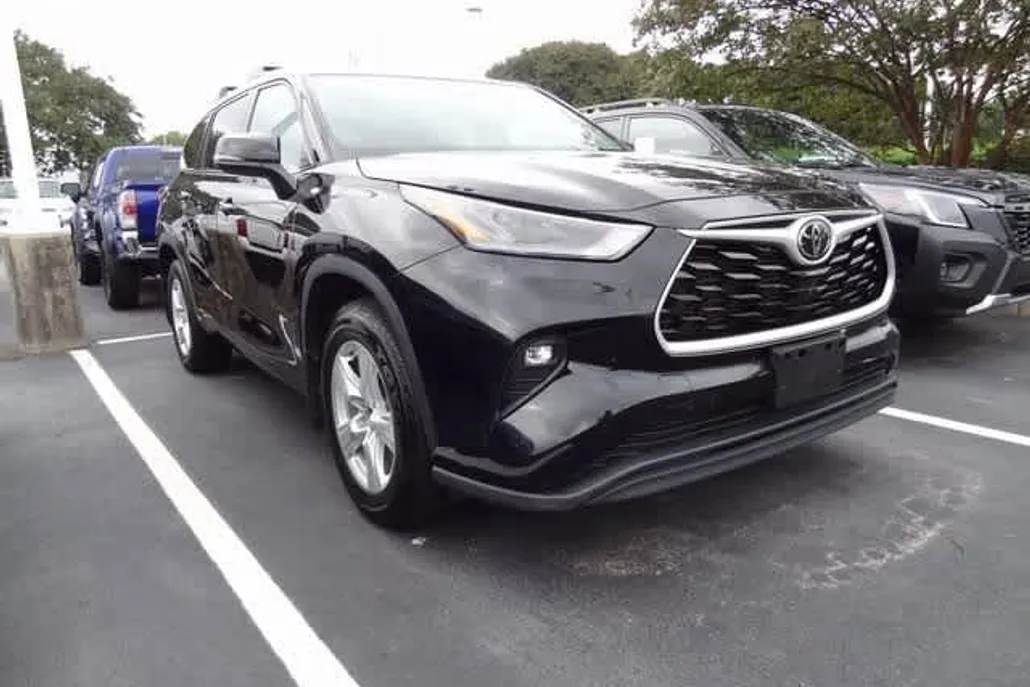 2022 Toyota Highlander LE photo 1