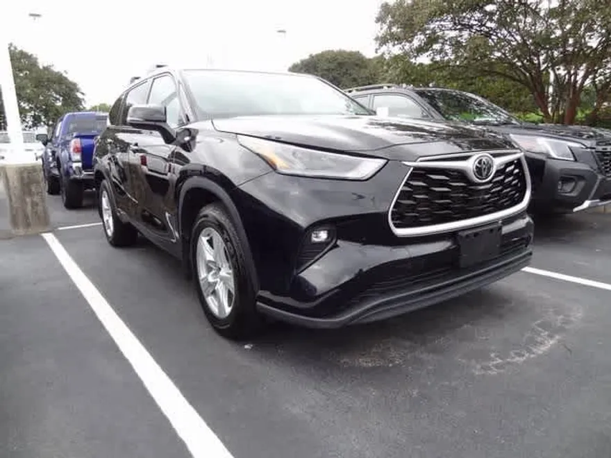 2022 Toyota Highlander LE photo 1