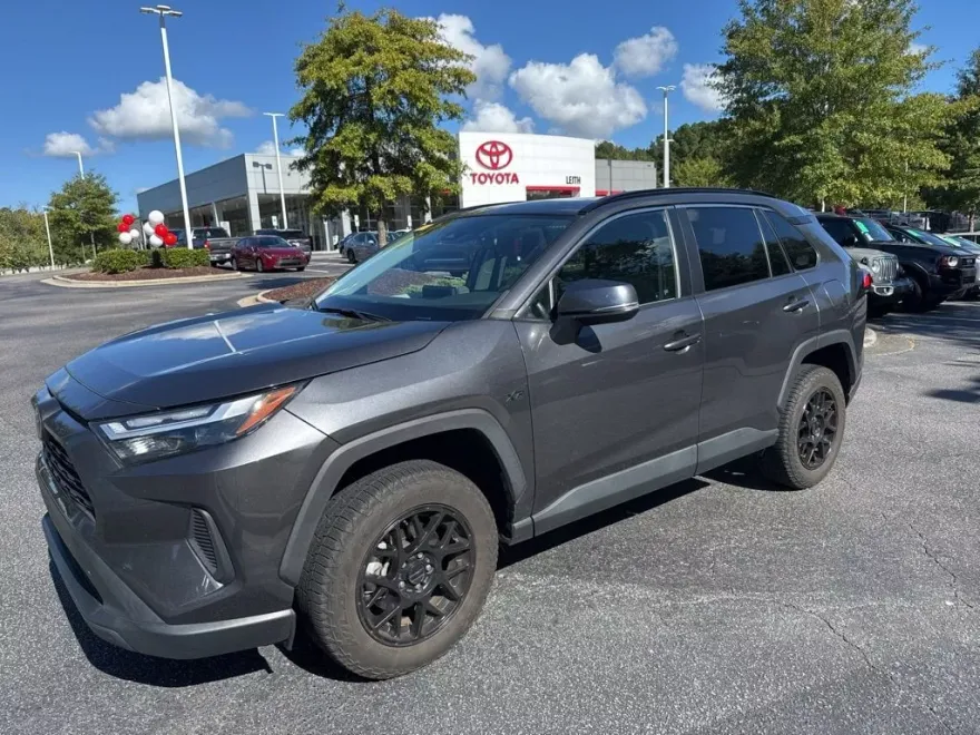 2023 Toyota RAV4 XLE photo 1