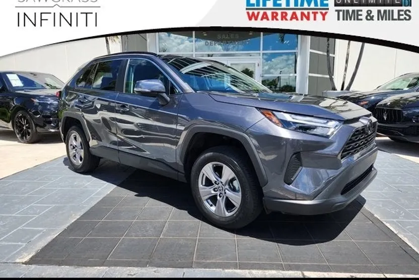 2023 Toyota RAV4 XLE photo 1