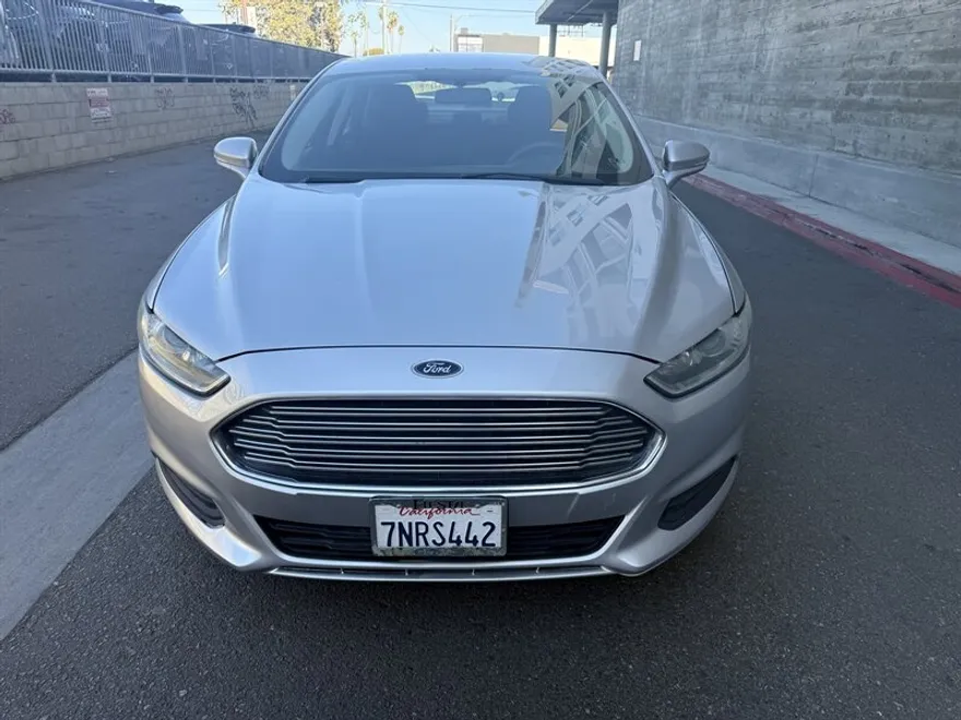 2016 Ford Fusion SE photo 1