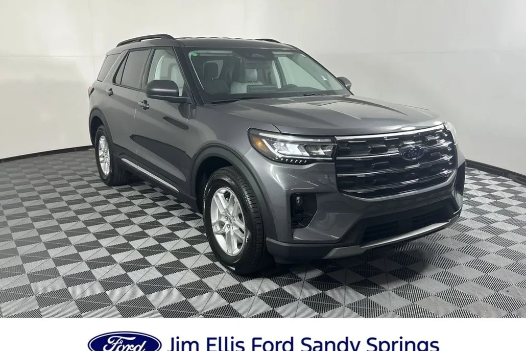 2025 Ford Explorer photo 1