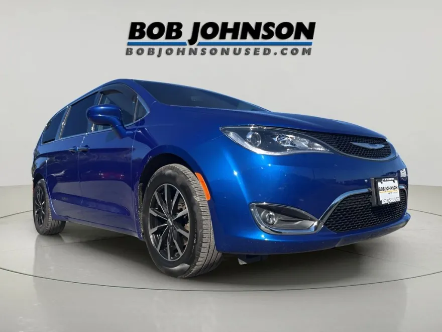 2020 Chrysler Pacifica Touring photo 1