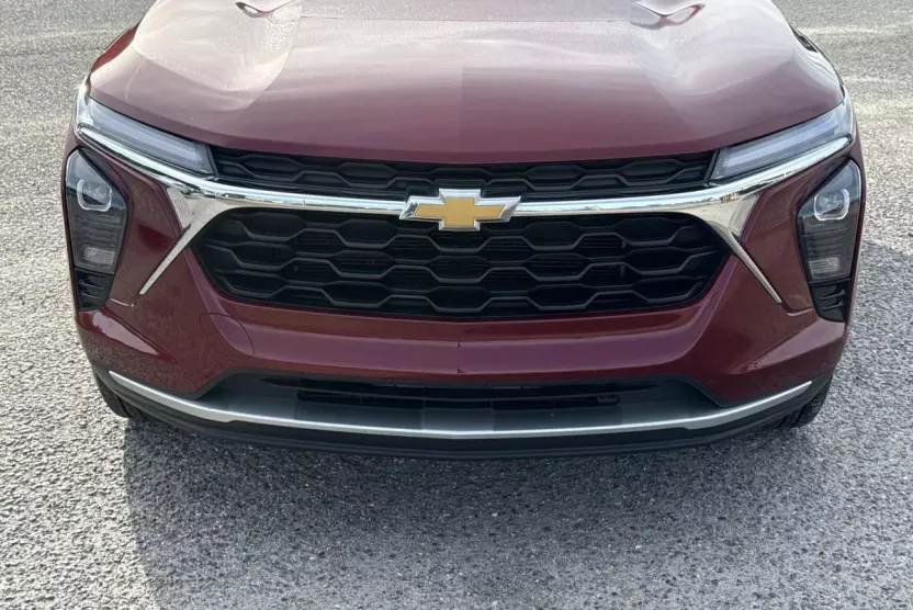 2024 Chevrolet Trax LT photo 1