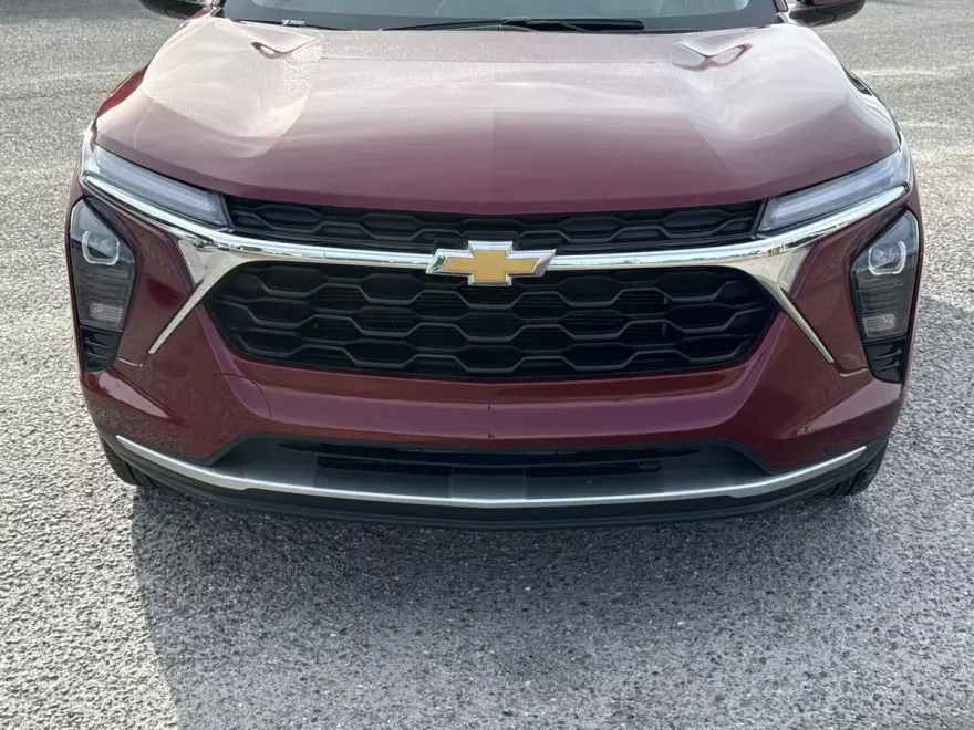 2024 Chevrolet Trax LT photo 1