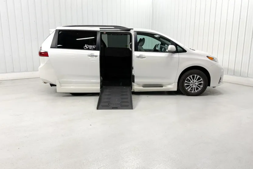 2020 Toyota Sienna XLE photo 1