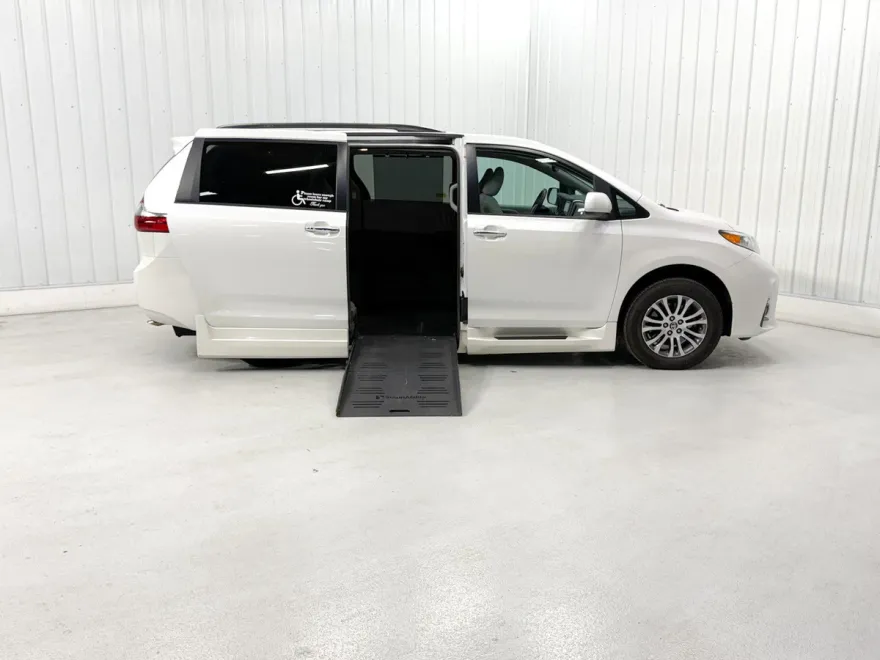 2020 Toyota Sienna XLE photo 1
