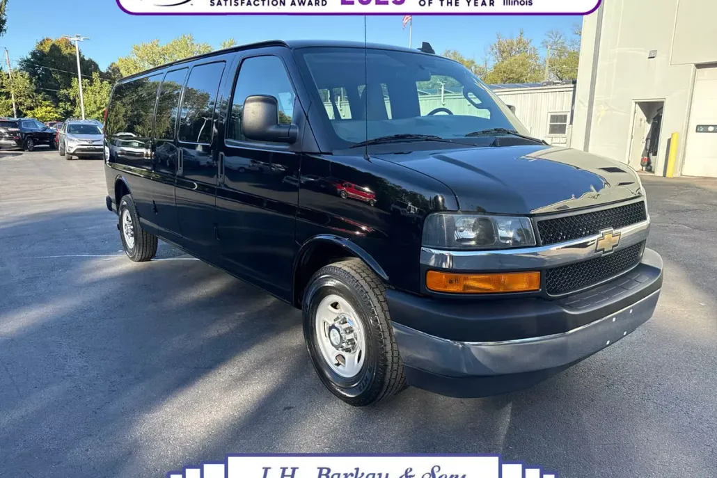 2017 Chevrolet Express Passenger LT photo 1