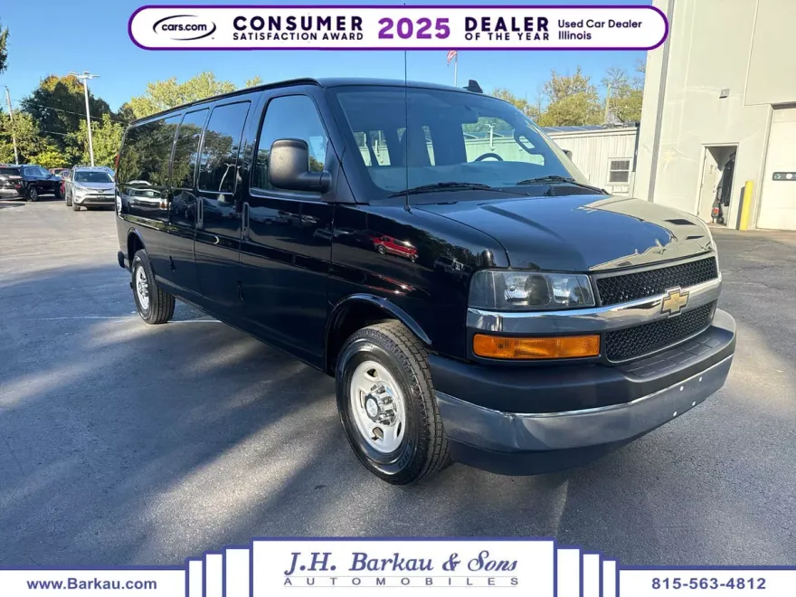 2017 Chevrolet Express Passenger LT photo 1