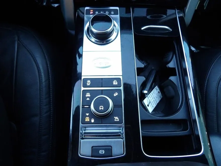 2018 Land Rover Range Rover HSE photo 17