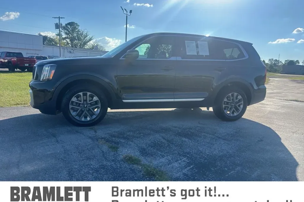 2024 Kia Telluride LX photo 1