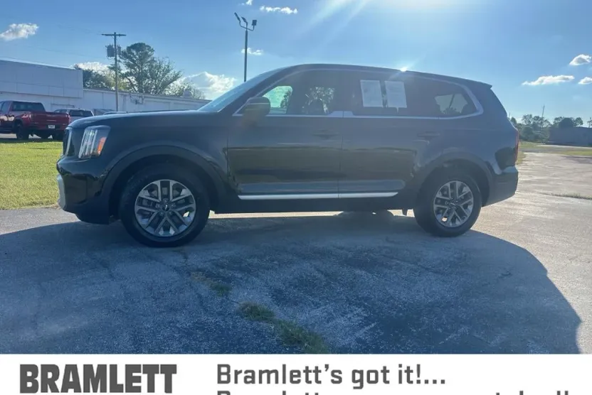 2024 Kia Telluride LX photo 1