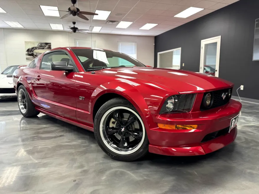 2005 Ford Mustang GT Premium photo 2