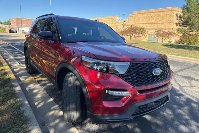 2023 Ford Explorer ST photo 1