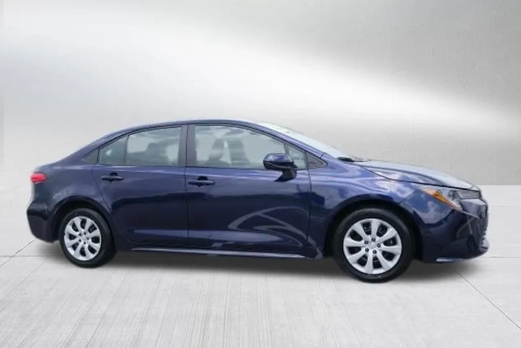 2023 Toyota Corolla LE photo 1