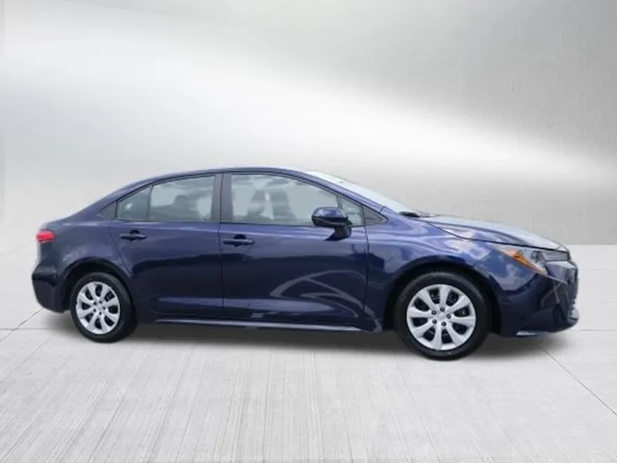 2023 Toyota Corolla LE photo 1