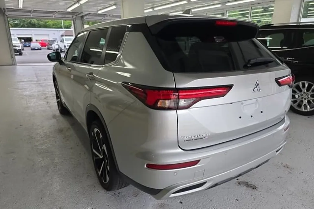 2022 Mitsubishi Outlander SE photo 1