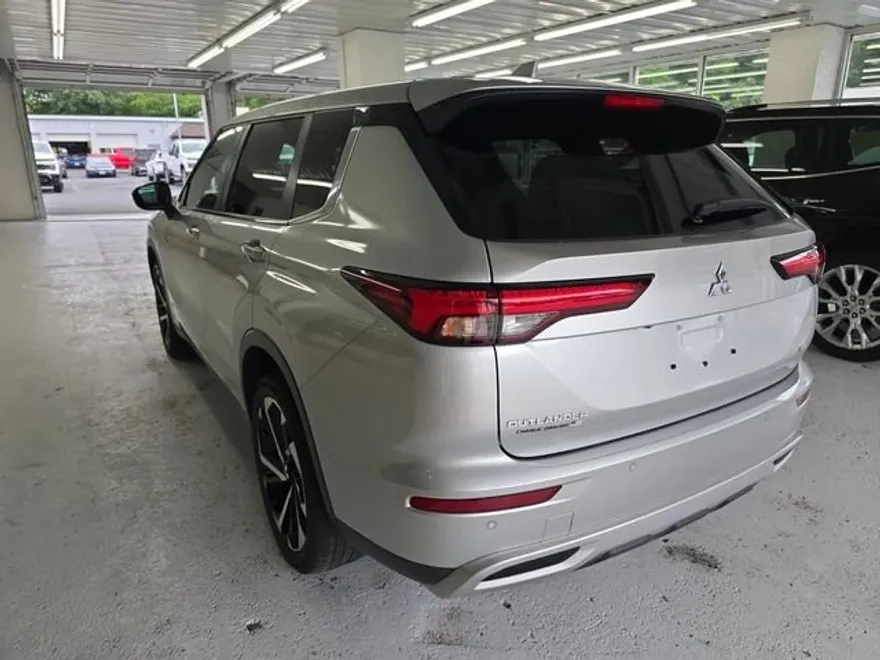 2022 Mitsubishi Outlander SE photo 1