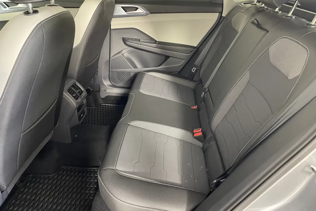 2025 Volkswagen Taos SE photo 1