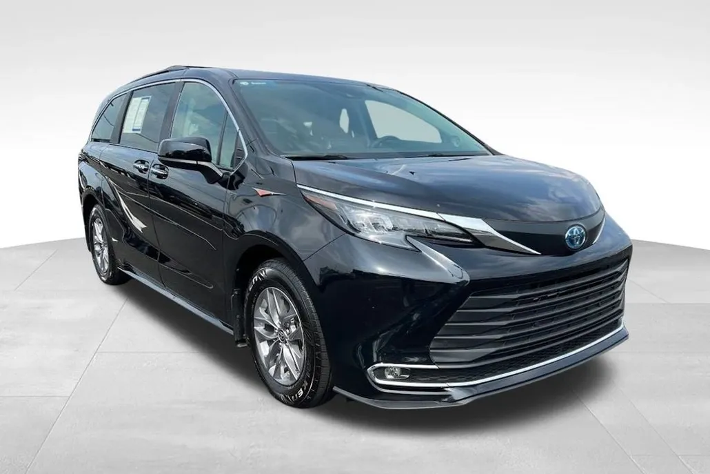 2024 Toyota Sienna XLE photo 1
