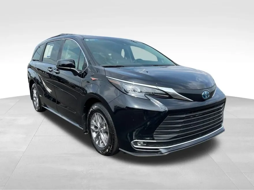 2024 Toyota Sienna XLE photo 1
