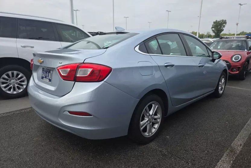 2018 Chevrolet Cruze LT photo 1