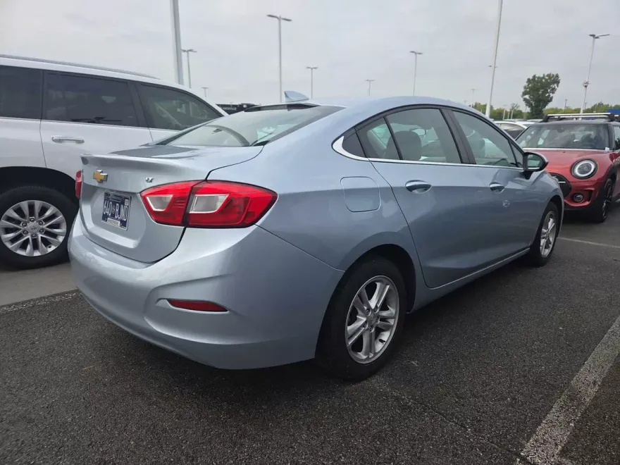 2018 Chevrolet Cruze LT photo 1