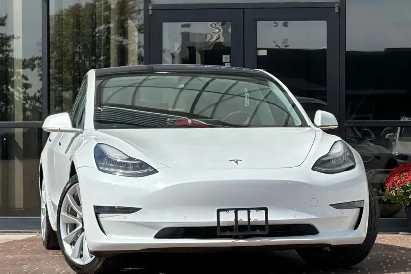 2018 Tesla Model 3 Mid Range photo 1