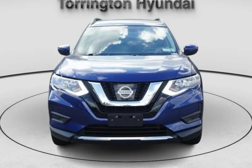 2017 Nissan Rogue SV photo 1