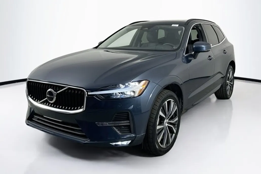 2022 Volvo XC60 Momentum photo 1