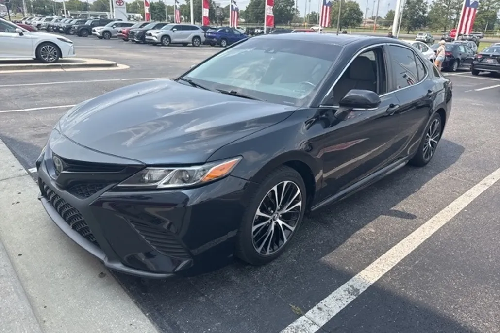 2018 Toyota Camry SE photo 1