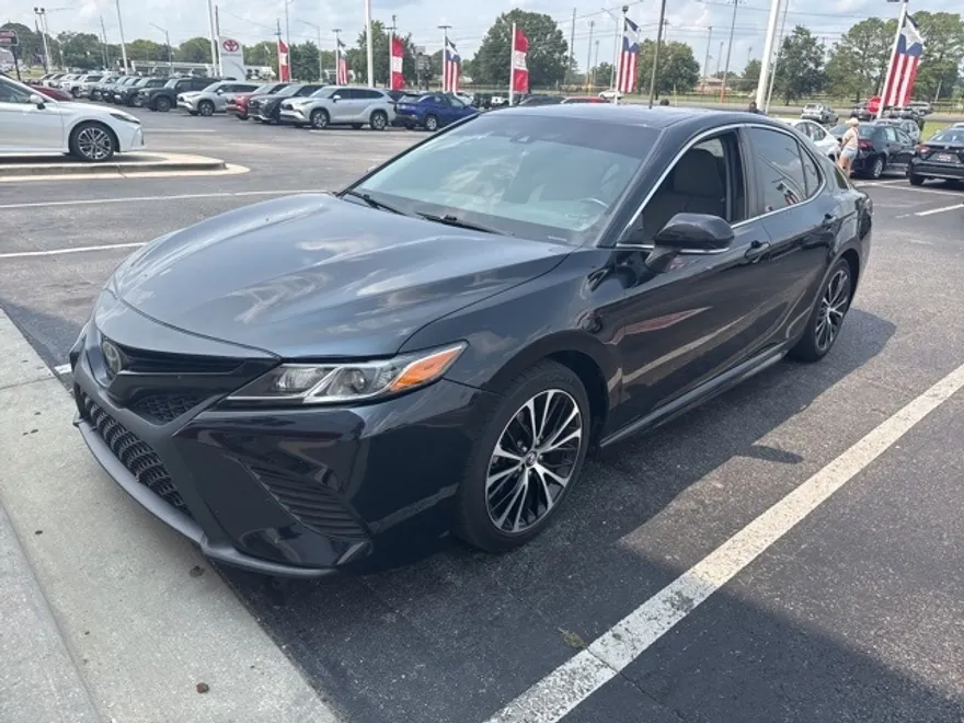2018 Toyota Camry SE photo 1