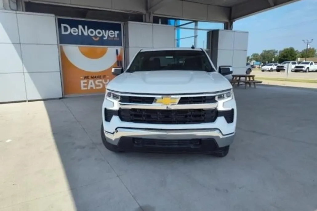 2026 Chevrolet Silverado 1500 LT photo 1