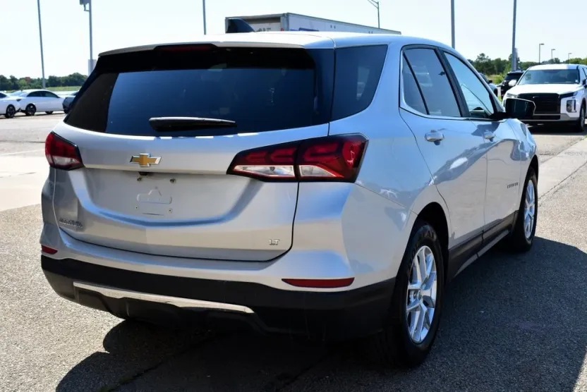 2022 Chevrolet Equinox LT photo 1