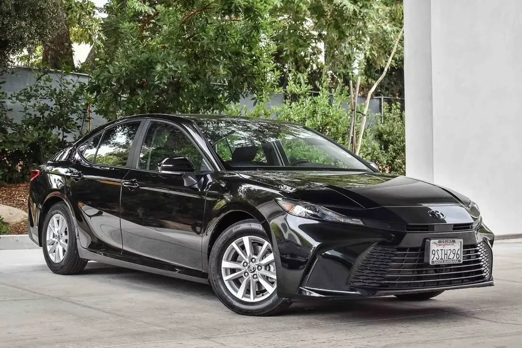2025 Toyota Camry photo 1