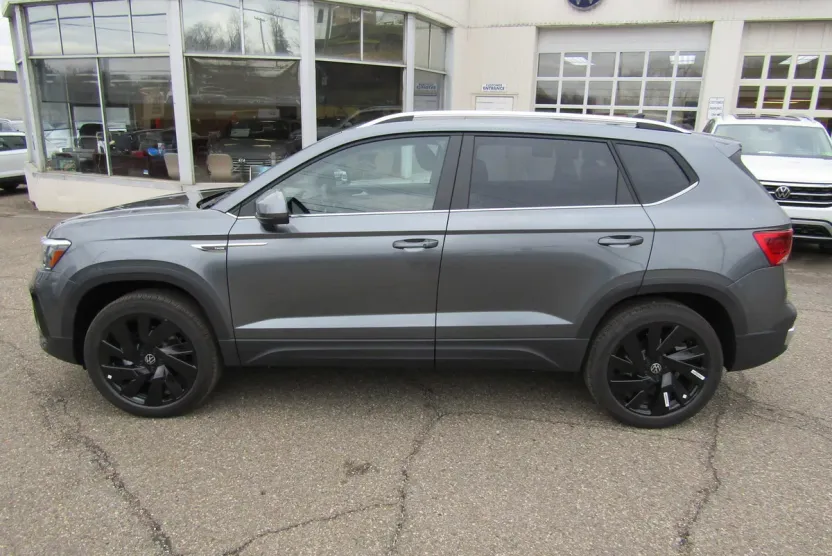 2024 Volkswagen Taos SE photo 1