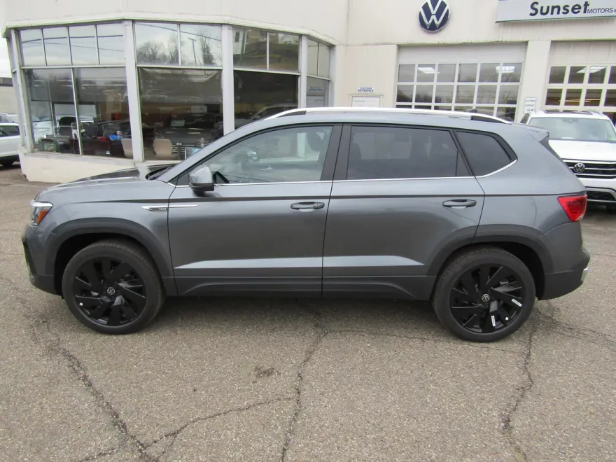 2024 Volkswagen Taos SE photo 1