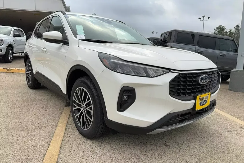 2025 Ford Escape Titanium photo 1
