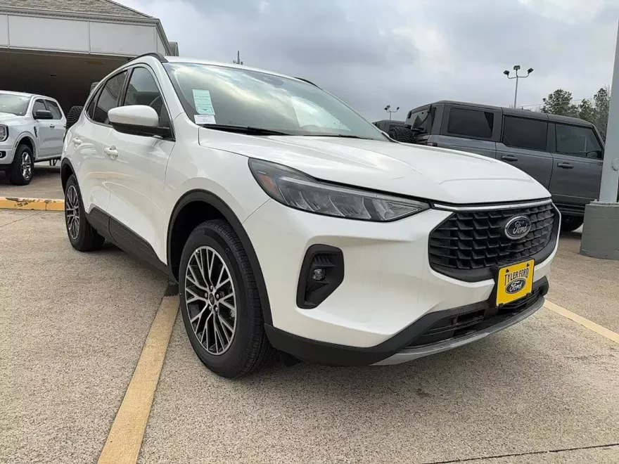 2025 Ford Escape Titanium photo 1