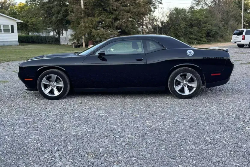 2016 Dodge Challenger SXT photo 1