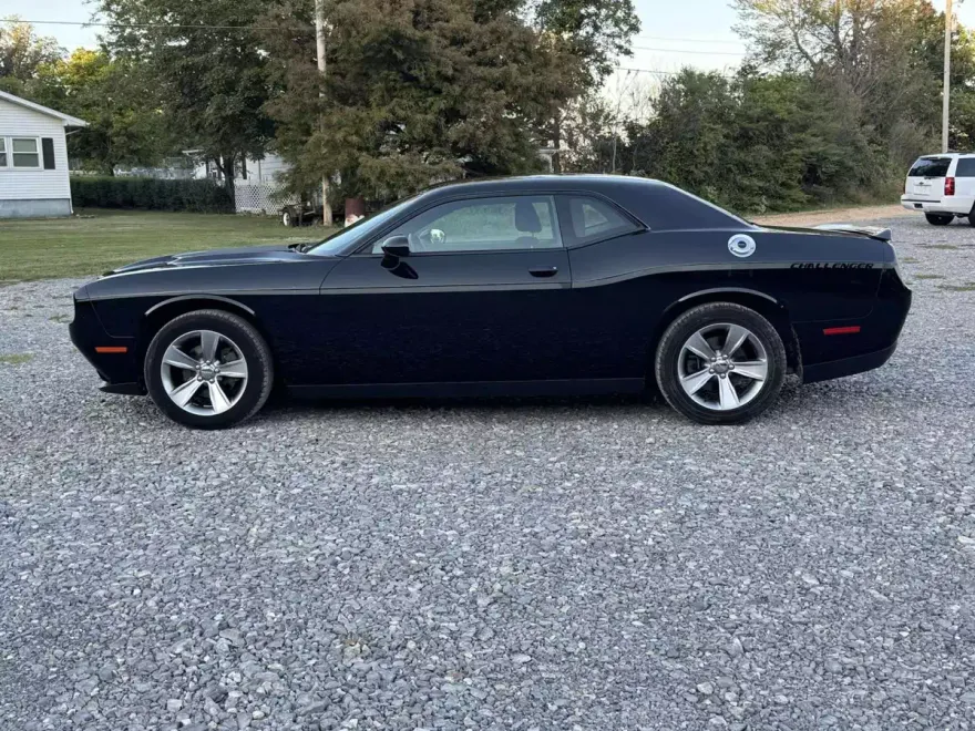 2016 Dodge Challenger SXT photo 1