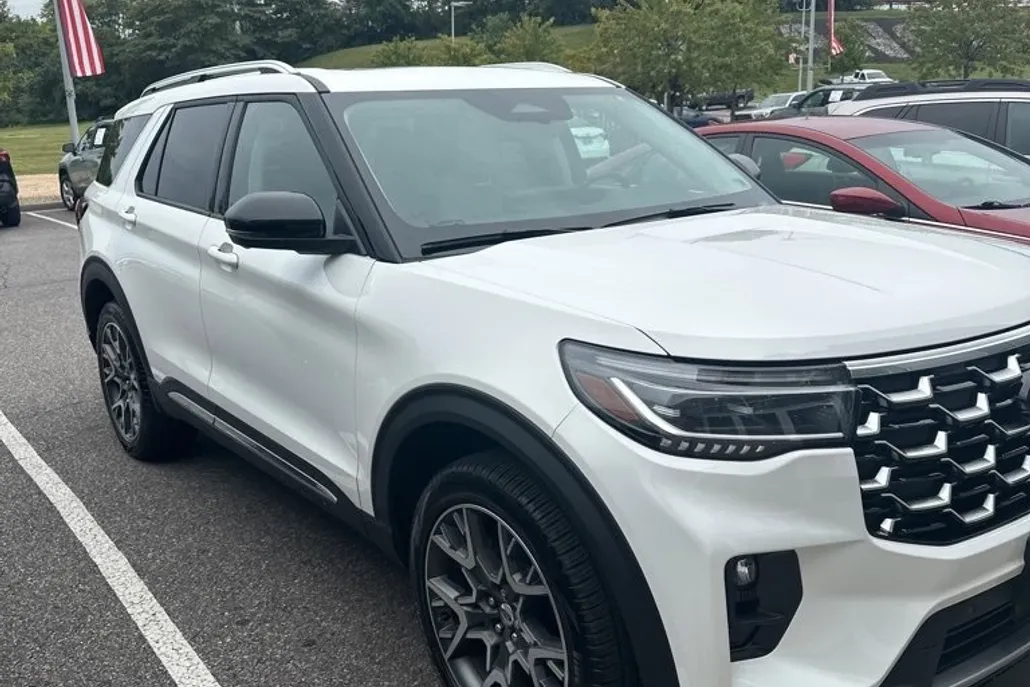 2025 Ford Explorer Platinum photo 1