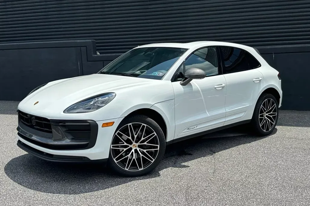 2025 Porsche Macan T photo 1
