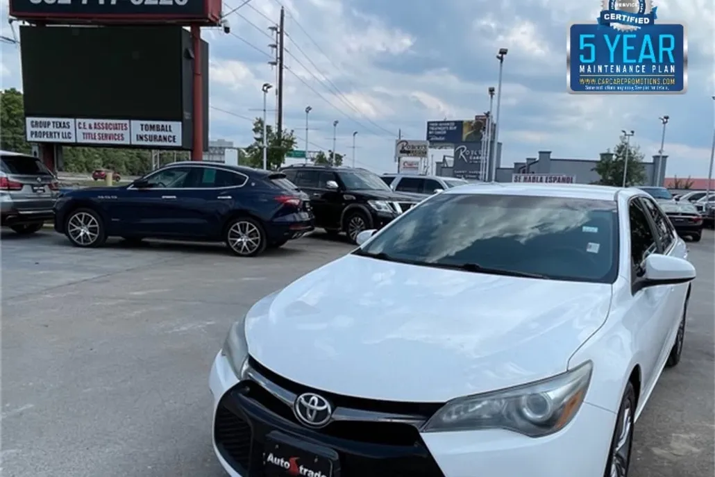 2016 Toyota Camry SE photo 1