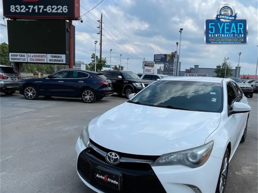 2016 Toyota Camry SE photo 1