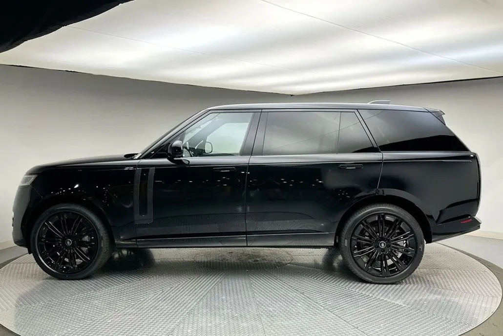 2025 Land Rover Range Rover SE photo 1