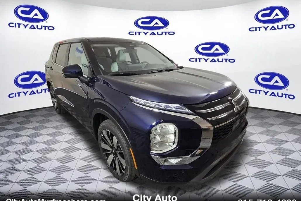 2025 Mitsubishi Outlander SE photo 1