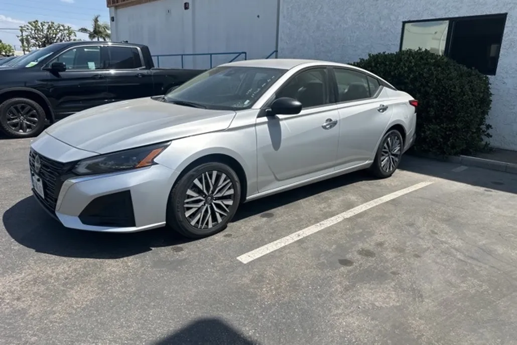 2024 Nissan Altima 2.5 SV photo 1